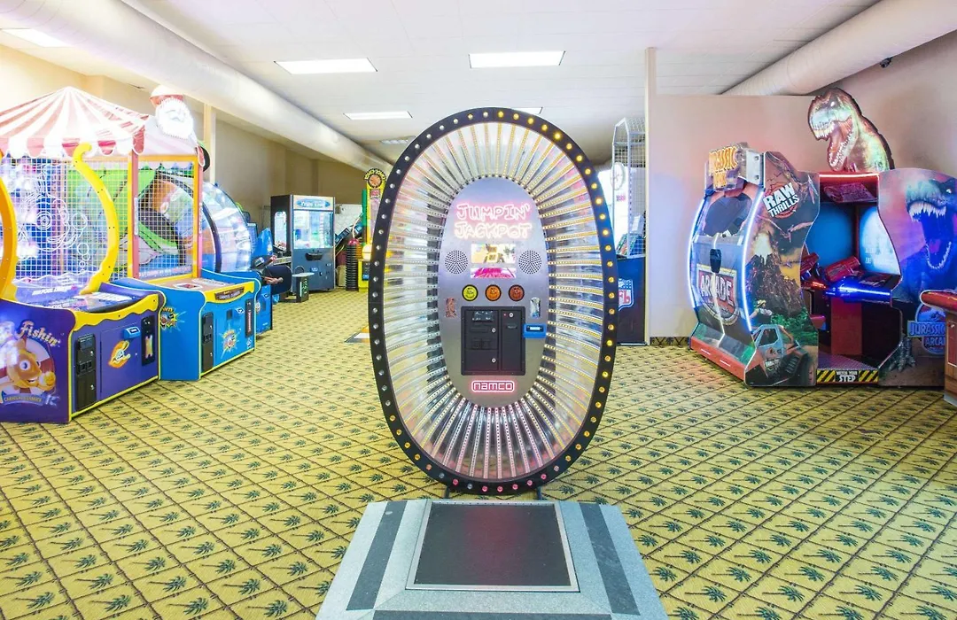 Ramada By Wyndham Des Moines Tropics Resort & Conference Ctr-1