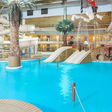 Ramada By Wyndham Des Moines Tropics Resort & Conference Ctr-3